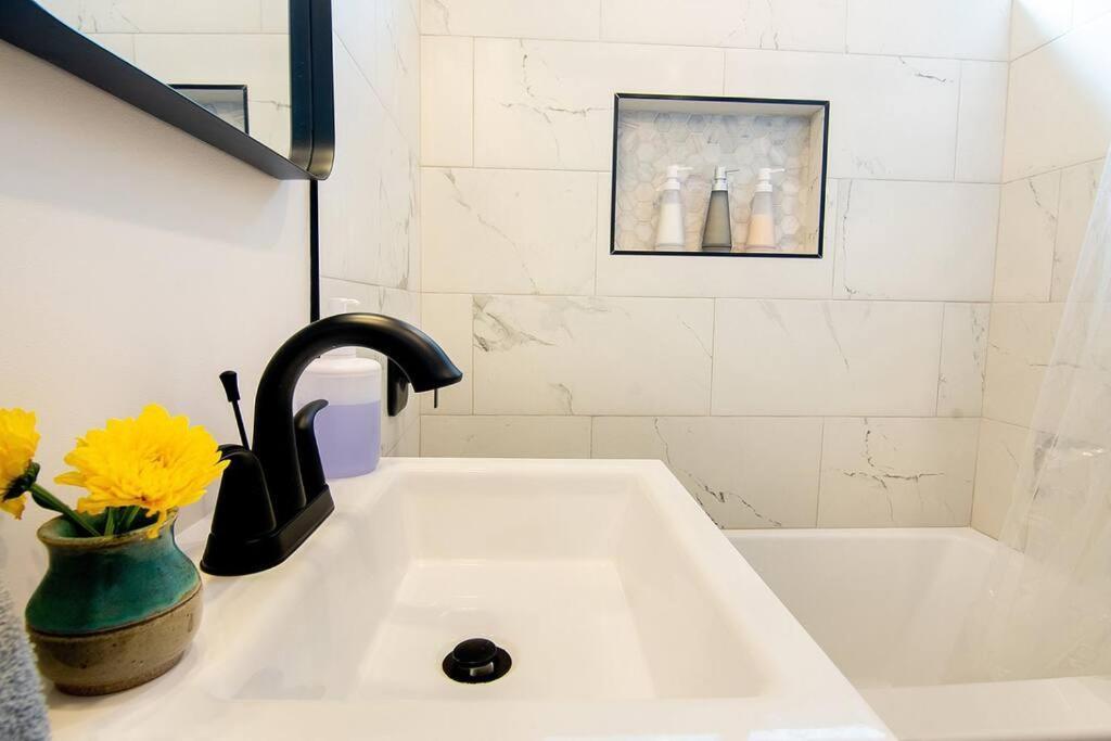 Beautiful 3 Bed 1 Bath Designer Home + Hot Tub Los Angeles Dış mekan fotoğraf