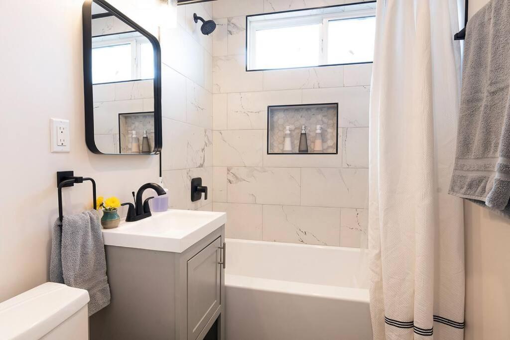 Beautiful 3 Bed 1 Bath Designer Home + Hot Tub Los Angeles Dış mekan fotoğraf