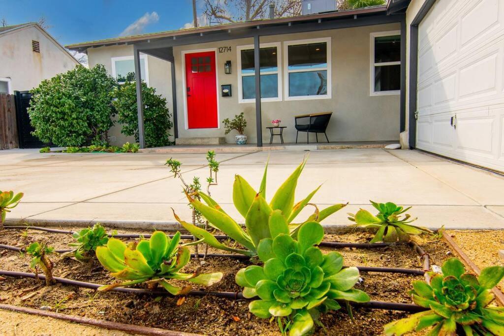 Beautiful 3 Bed 1 Bath Designer Home + Hot Tub Los Angeles Dış mekan fotoğraf