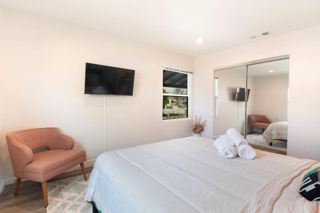 Beautiful 3 Bed 1 Bath Designer Home + Hot Tub Los Angeles Dış mekan fotoğraf